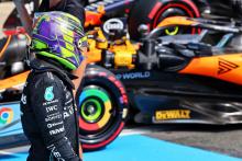 Lewis Hamilton (GBR) Mercedes AMG F1 W14 looks at the McLaren MCL60 in qualifying parc ferme. Formula 1 World